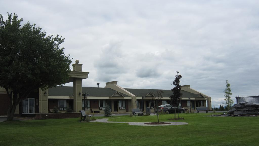 默特尔勒凯尔特酒店 Lac-Mégantic 外观 照片